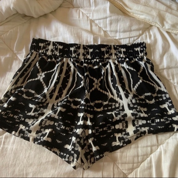 Express Shorts - Picture 2 of 2